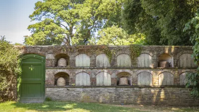 Historische Nischenwand mit grüner Tür in den Gärten von Heligan