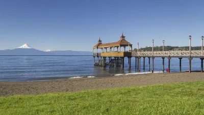 Hölzerner Pier mit Blick auf den See und die Berge