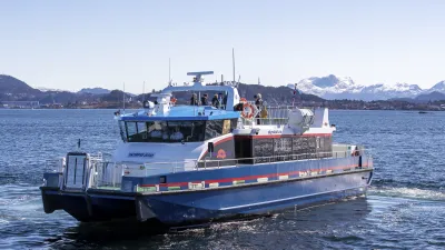 Blaues und rotes Schiff MS Skorpefjord fährt auf dem Meer