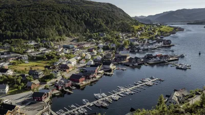 Bunte Häuser und Boote säumen den Hafen in Florø, Norwegen.