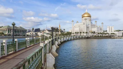 Brunei-Promenade mit Sultan-Omar-Ali-Saifuddin-Moschee im Hintergrund