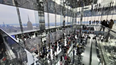 Besucher betrachten die Stadt New York von einer gläsernen Aussichtsplattform.