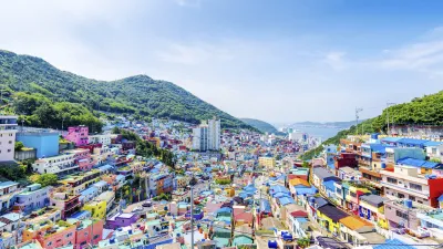Buntes Stadtbild mit vielen Häusern an einem Hang in Busan, Südkorea
