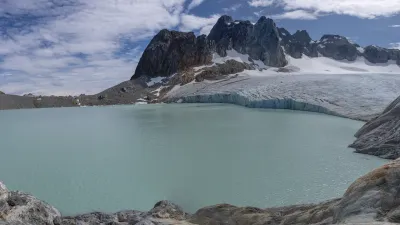 Türkisfarbenes Bergsee-Panorama mit Gletscher im Hintergrund