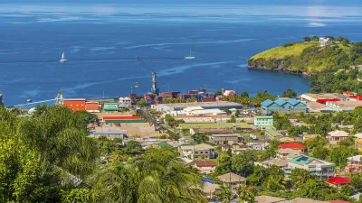 Kingstown, die Hauptstadt von St. Vincent und den Grenadinen, mit bunten Häusern und Hafen