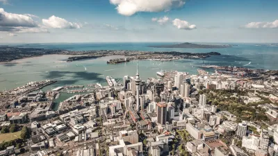 Auckland City mit Hafen und Skyline aus der Vogelperspektive