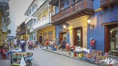 Bunte Häuser säumen die belebte Straße in Cartagena.