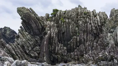 Felsige Küstenklippen erheben sich am japanischen Geopark Muroto.