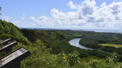 Der Wailua River schlängelt sich durch grüne Landschaft auf Kauai.