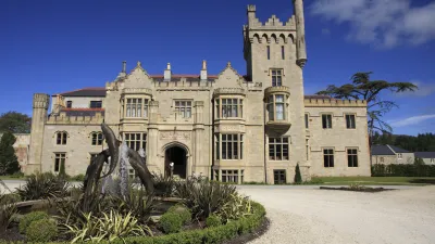 Historisches Schloss mit Brunnen im Garten