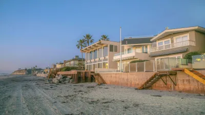 Strandhäuser säumen den Sandstrand in La Jolla, Kalifornien.