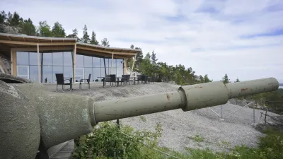 Historische Kanone vor einem modernen Gebäude
