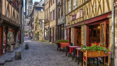 Kopfsteinpflasterstraße mit Fachwerkhäusern in der Altstadt von Rouen