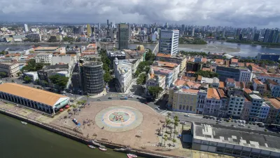 Recife Panorama mit bunten Häusern und einem zentralen Platz.
