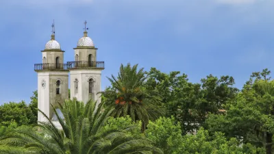 Historische Kirche mit zwei Türmen in Colonia del Sacramento
