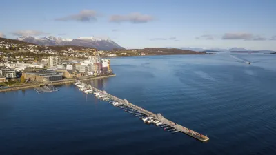 Hafen von Harstad mit Anlegestellen und Bergen im Hintergrund
