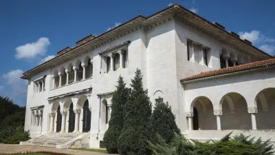 Serbischer Königlicher Palast mit Arkaden und gepflegtem Garten.
