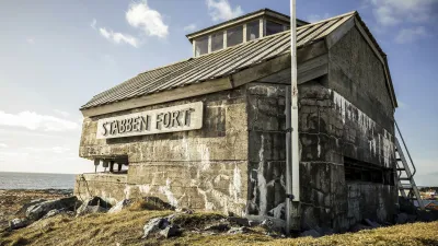 Historische Festungsanlage aus Stein mit Aufstieg am Fjord