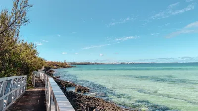 Bermuda Hamilton Promenade mit Blick auf das türkisfarbene Meer.
