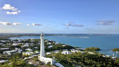 Der Leuchtturm Gibbs Hill thront über der Küstenlandschaft von Bermuda.