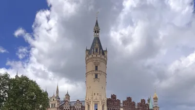 Schweriner Schloss mit kunstvoll gestalteten Schlossgarten