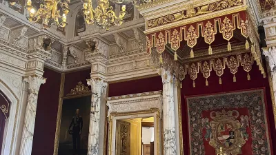 Prunkvoller Thronsaal im Schweriner Schloss mit rotem Teppich.