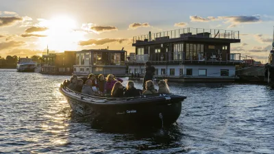 Eine Gruppe von Menschen fährt mit einem Boot durch einen Kanal in Kopenhagen.