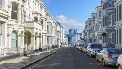 Reihe viktorianischer Häuser säumt eine Straße in Plymouth
