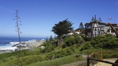 Bunte Häuser an der Küste von Valparaíso mit Blick auf das Meer.