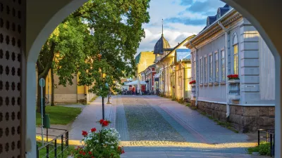 Historische Gasse in Rauma, Finnland mit bunten Blumenkästen