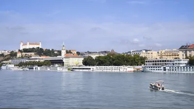 Bratislava mit Burg und Schiffsverkehr auf der Donau