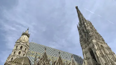 Der Wiener Stephansdom zeigt seine beeindruckende gotische Architektur.