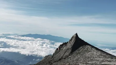 Majestätischer Berg ragt über den Wolken im Nationalpark