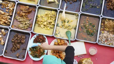 Verschiedene Gerichte werden auf einem Markt in Malaysia präsentiert.