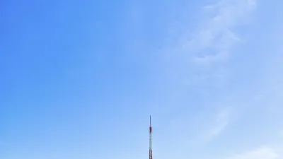 Der Tokyo Tower ragt über die geschäftige Stadtlandschaft.