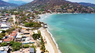 Panoramablick auf den Strand Playa la Madera in Zihuatanejo, Mexiko