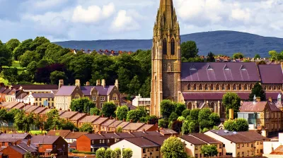 Historische Stadtlandschaft mit Kathedrale und dicht bebauten Wohngebieten