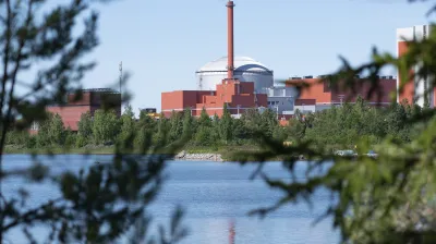 Kernkraftwerk Olkiluoto mit Kühlwasserbecken und Vegetation