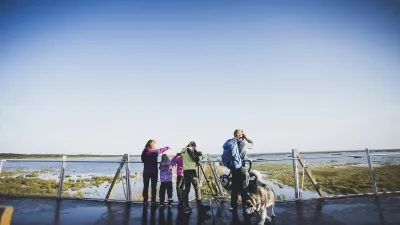 Familie beobachtet Vögel im Naturschutzgebiet Liminganlathi.