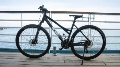 Schwarzes Crossbike steht auf einem Schiffsdeck mit Blick auf das Meer