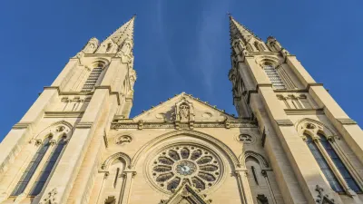Die Fassade der Kirche Saint-Baudile in Nîmes erhebt sich majestätisch.
