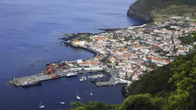 Velas, eine Küstenstadt auf der Azoreninsel São Jorge, Portugal.