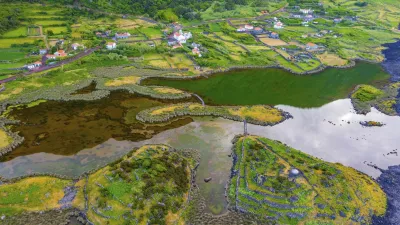 Grüne Hügel und ein ruhiger See prägen die Landschaft von São Jorge.