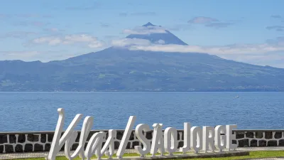 Velas-Schild mit Blick auf den Berg Pico auf São Jorge, Azoren