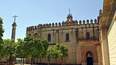 Historisches Kloster San Isidoro del Campo mit schöner Fassade und Garten.