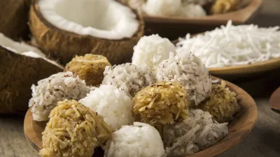 Süße Kokosnuss-Leckereien liegen in Schüsseln bereit