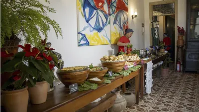 Reichhaltiges Frühstücksbuffet in einer hellen, traditionellen Pousada.