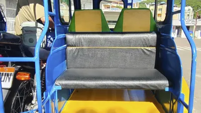 Leeres Rücksitzbank eines blauen Trikes auf den Philippinen.