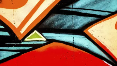 Bunte Graffiti-Kunst ziert eine Mauer im urbanen Raum.
