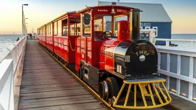 Roter Zug fährt auf dem Steg von Busselton, Australien
